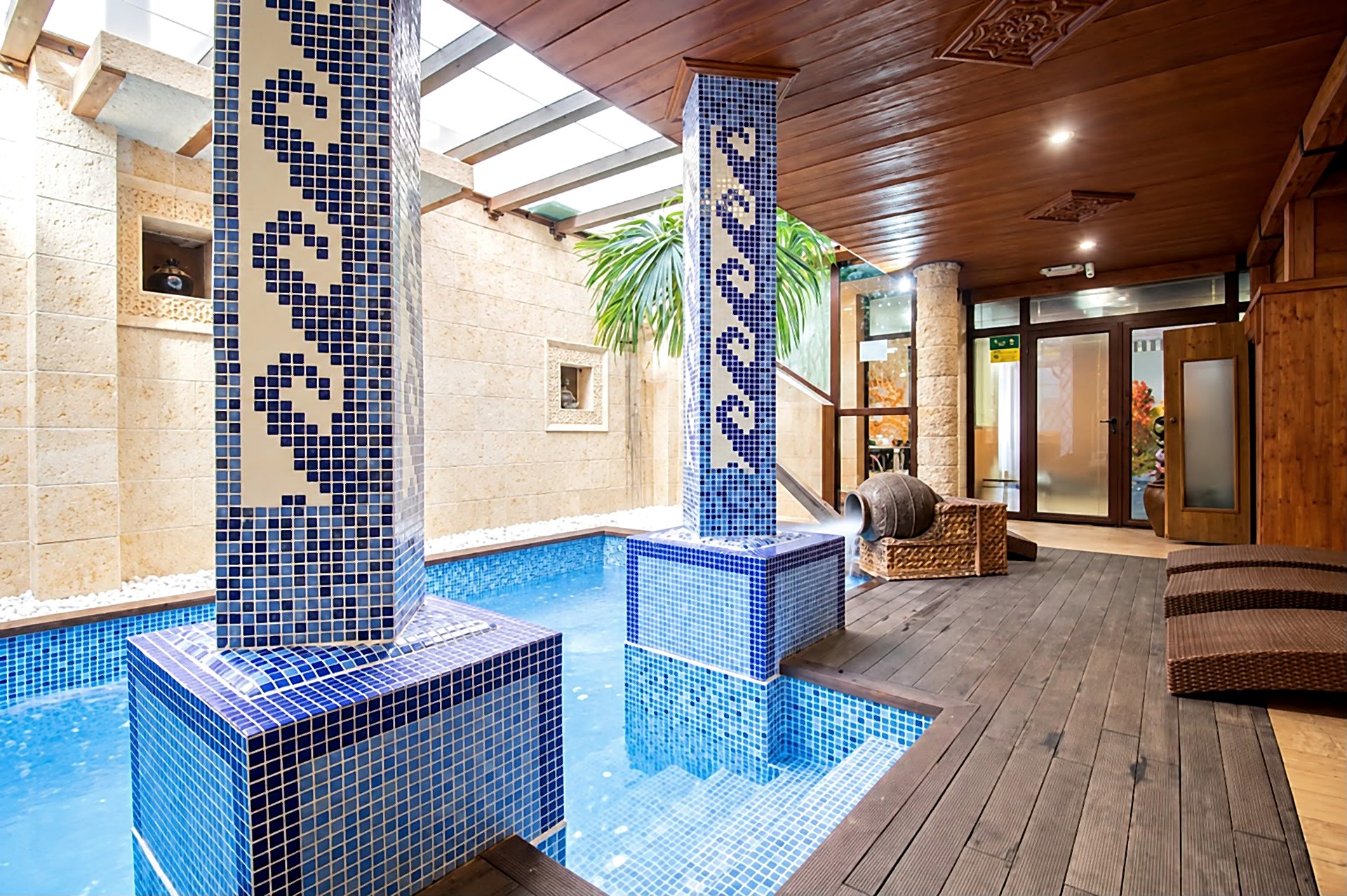Columnas de mosaico en la piscina