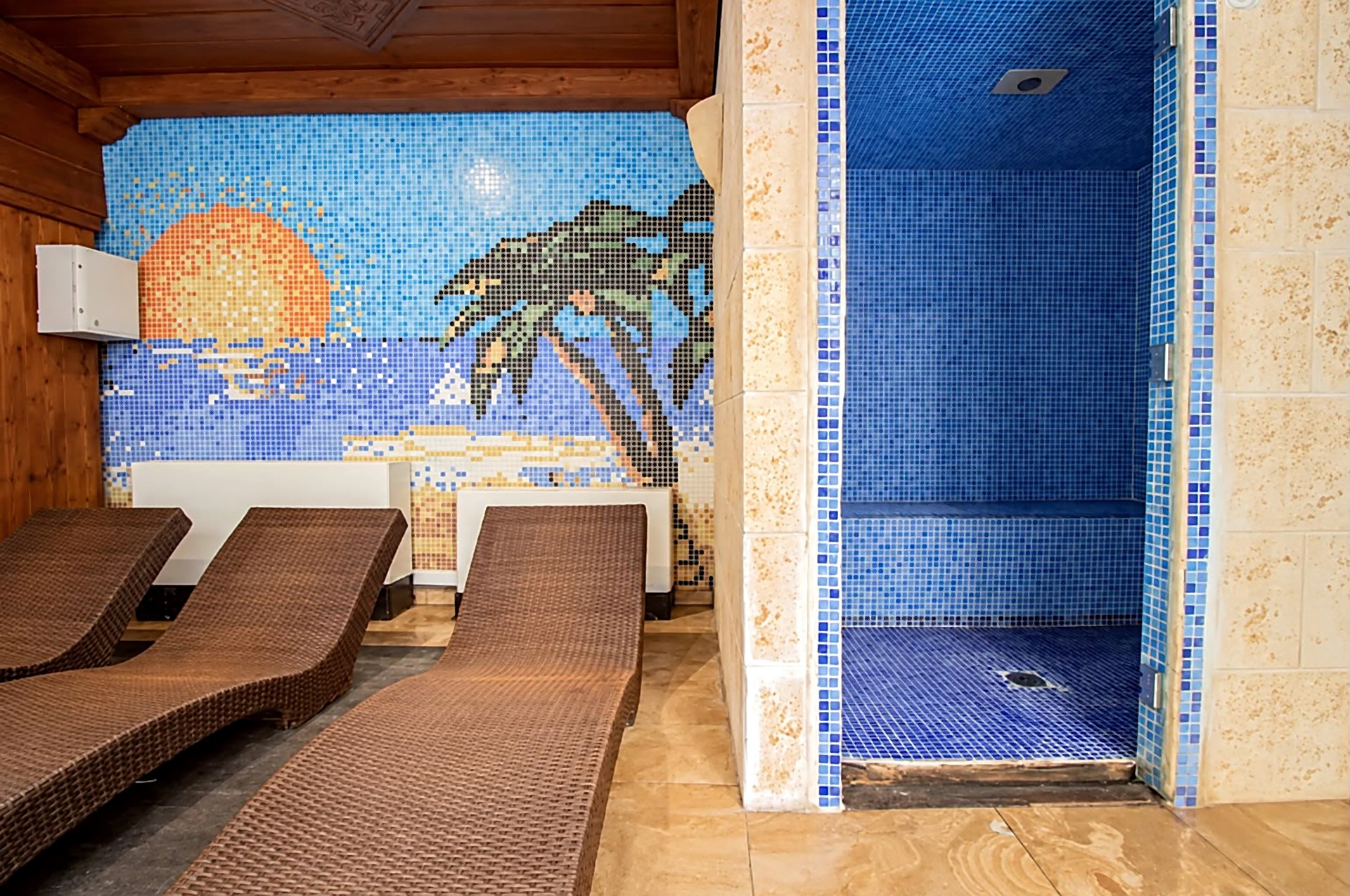 Ducha de mosaico y zona de relax