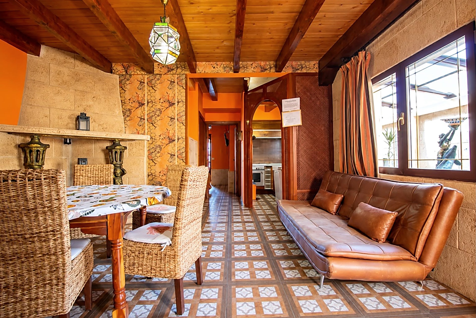 Salón con sofá y comedor