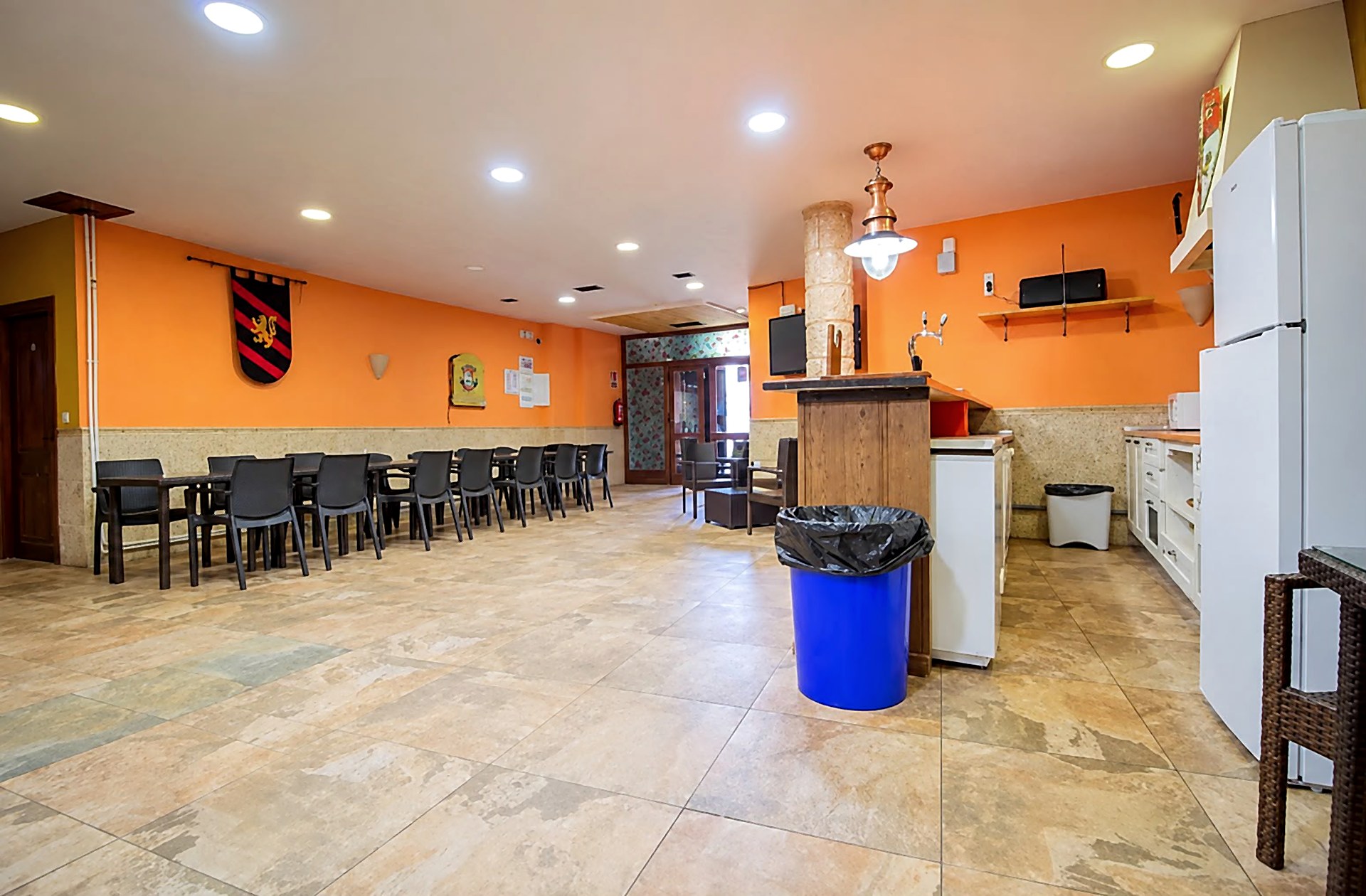 Salón del bar con mesas para grupos