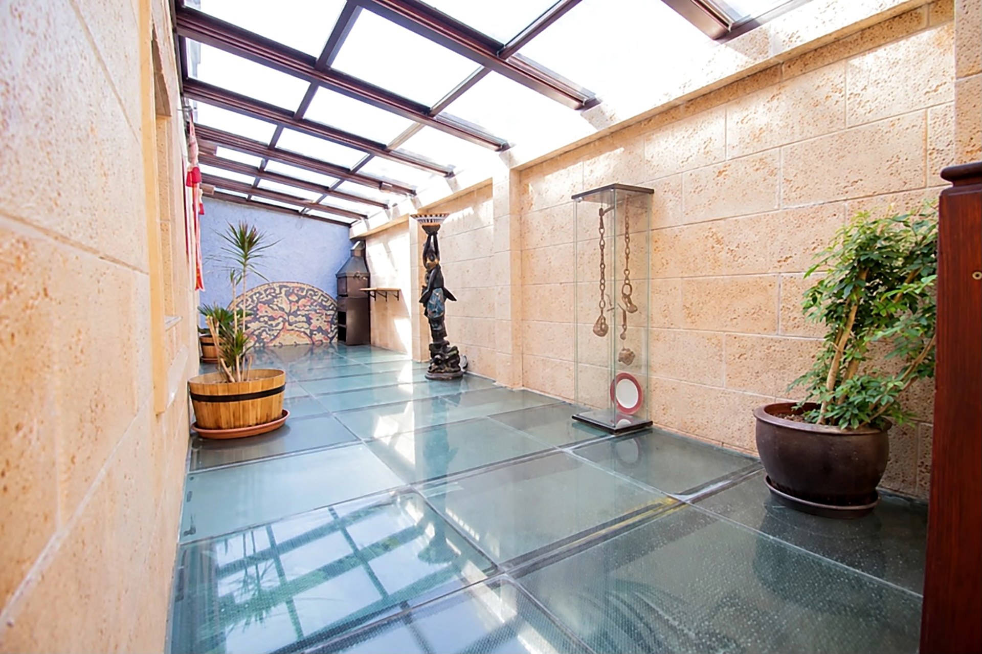 Galería de suelo de cristal