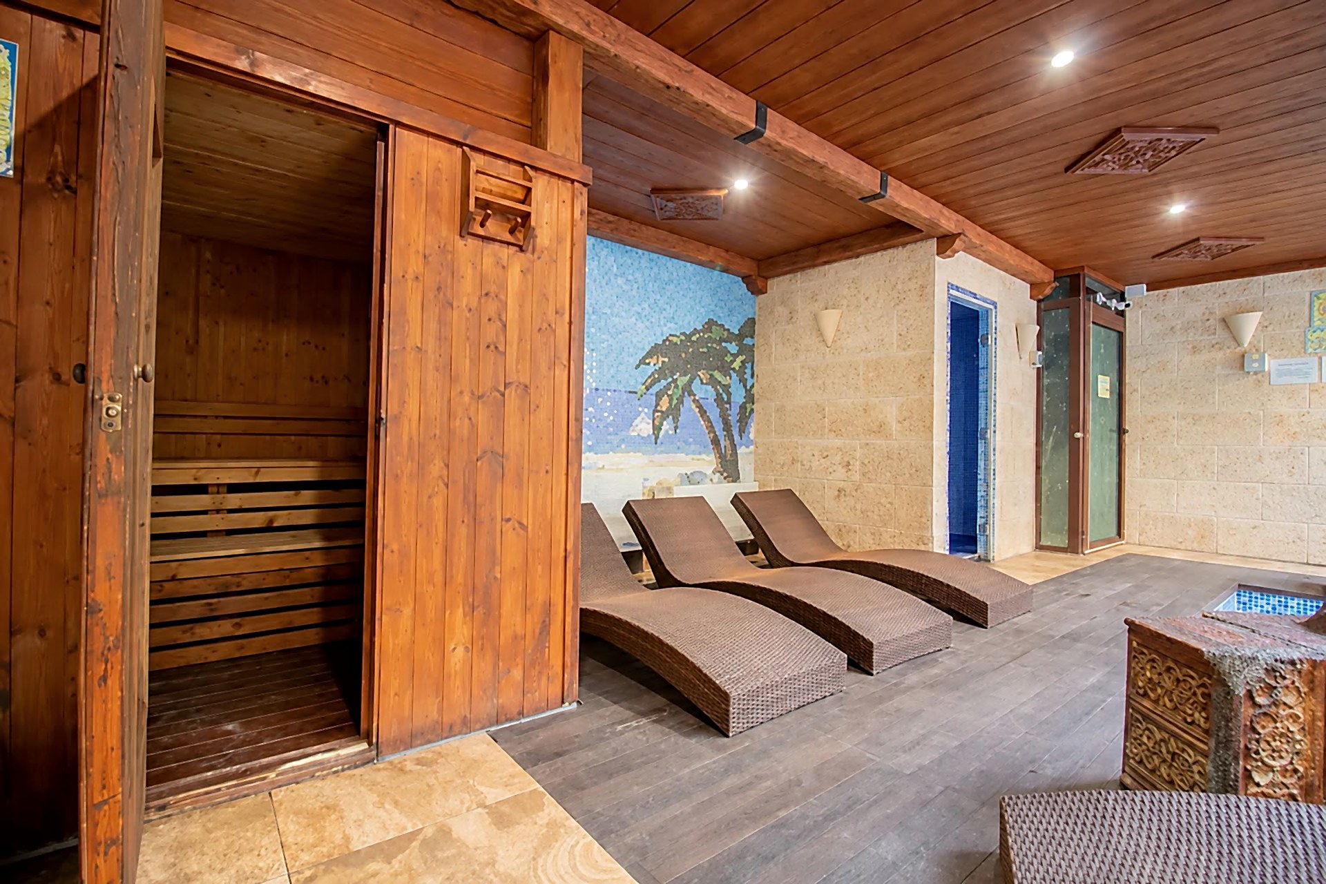 Sauna de madera y tumbonas