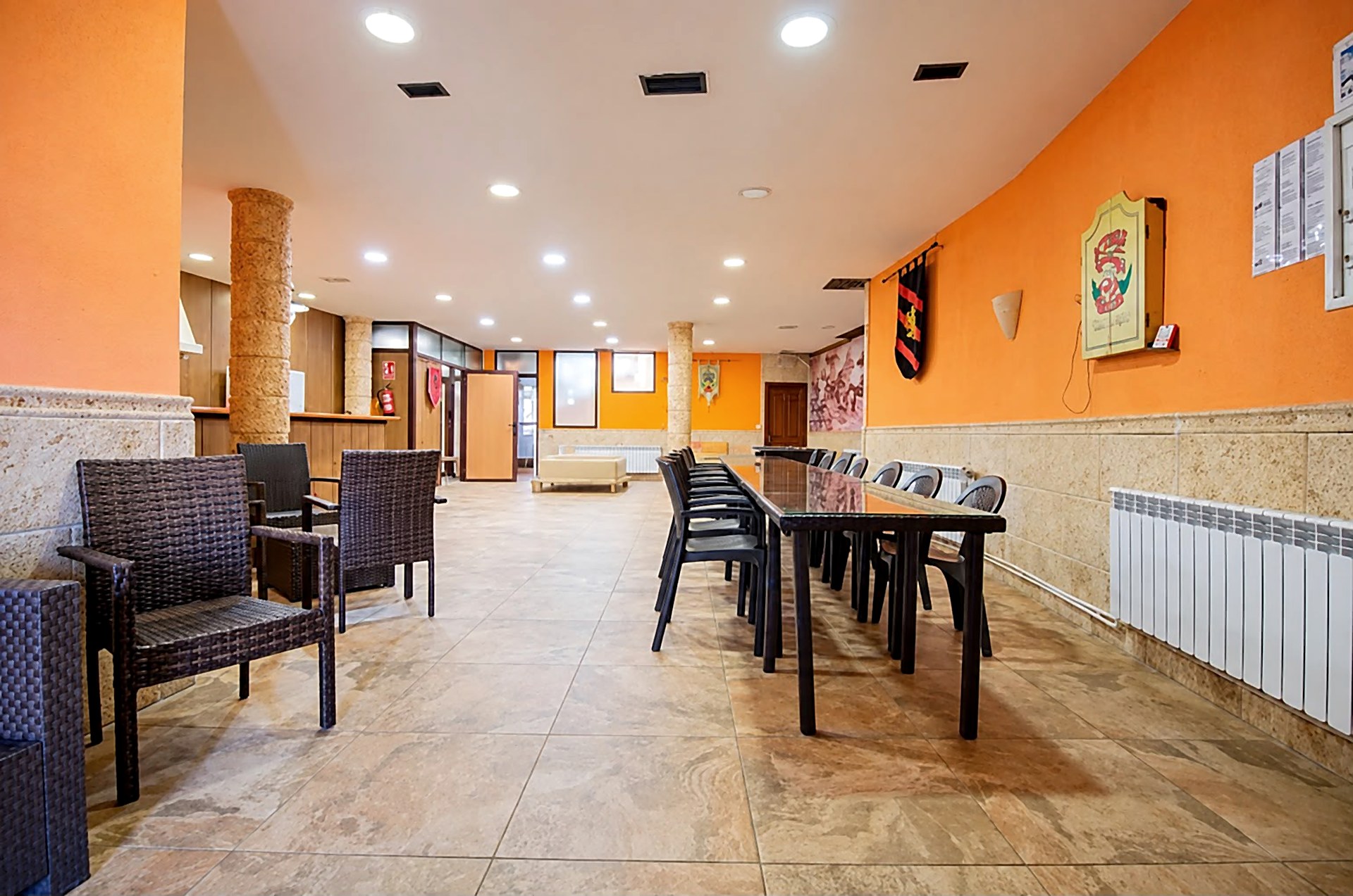 Barra del bar y salón de juegos