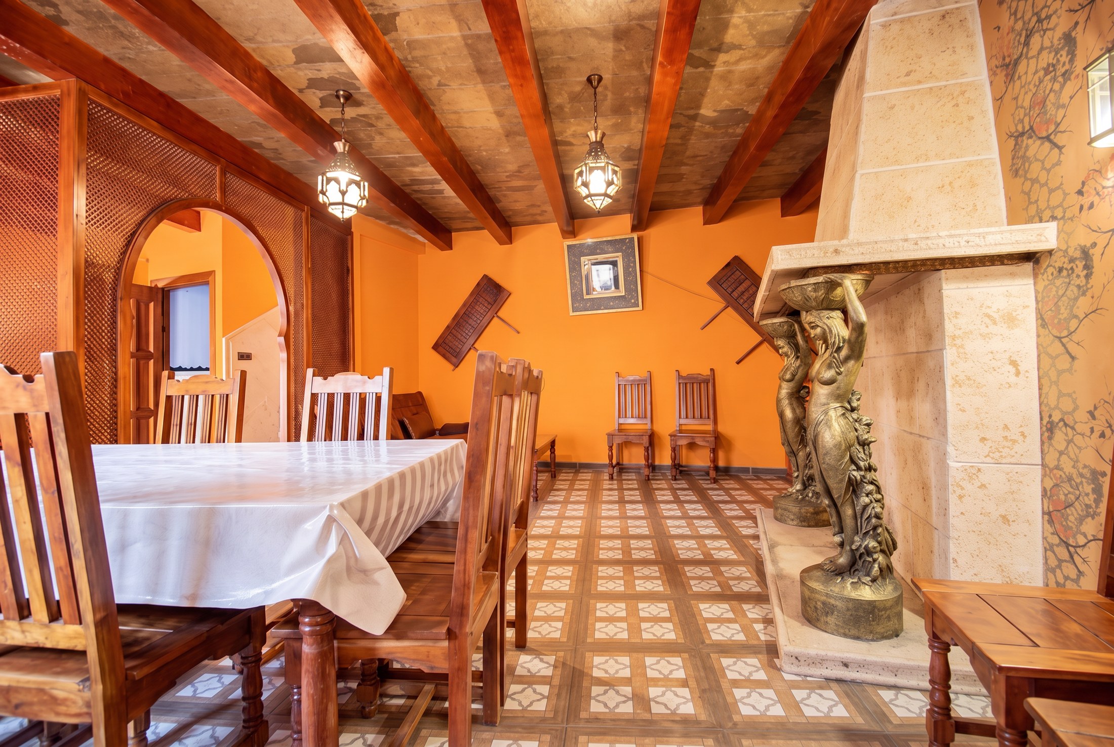 Comedor con arco de madera