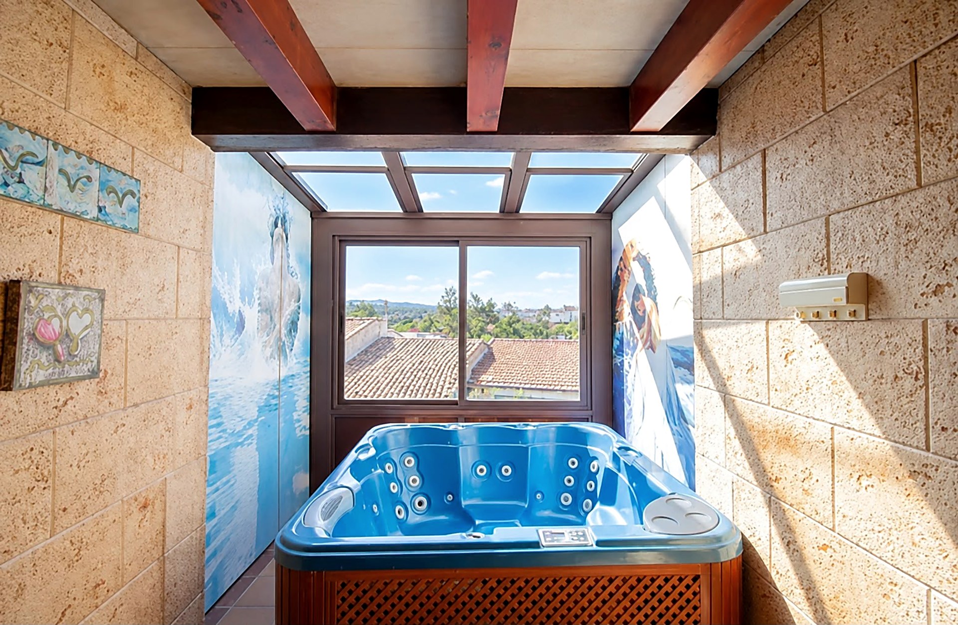 Jacuzzi con mural bajo techo acristalado