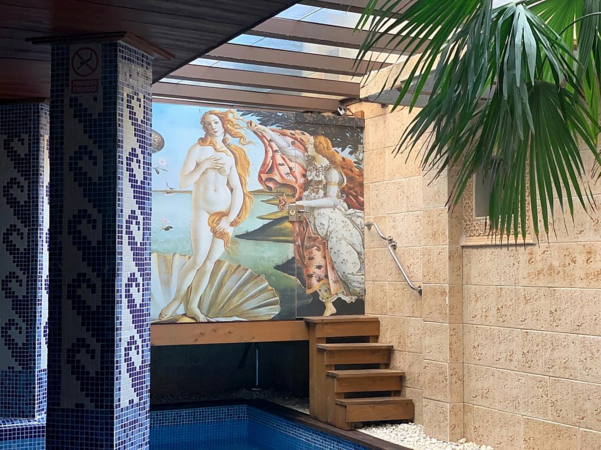 Mural de Venus junto a la piscina